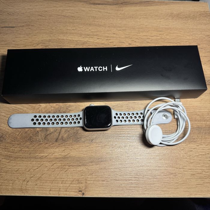 Apple Watch SE 44mm Nike