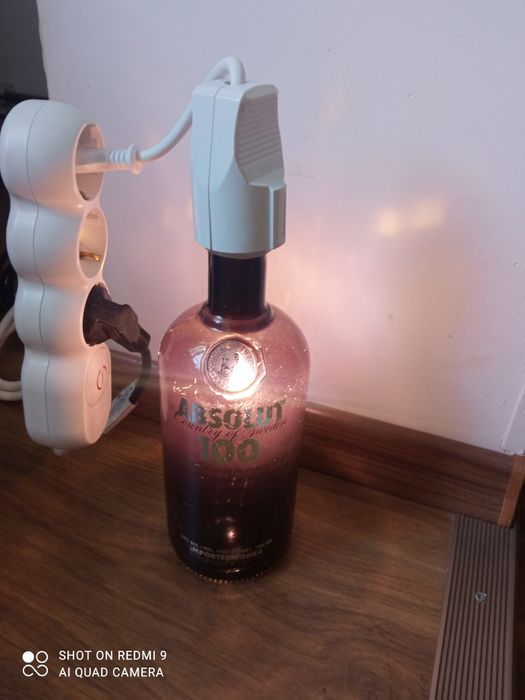 Vând lampă artizanală Vodka Absolut 100 , ideală pentru baruri !