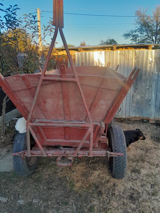 Vind căruță după tractor căruță este intacta