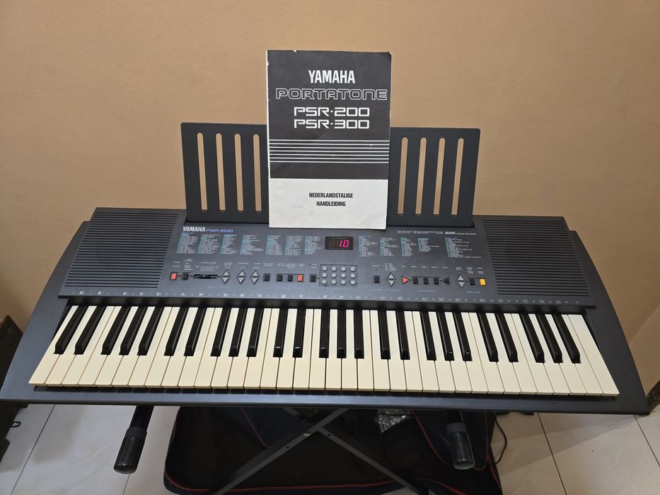 Синтезатор Yamaha PSR200