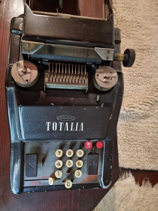 Ретро електромеханична италианска сметачна машина Totalia