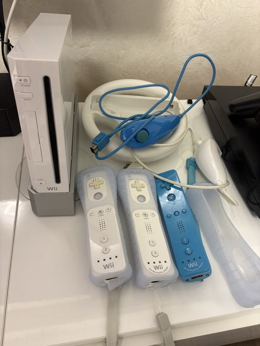 Nintendo wii modat, 3 manete, 2 nunchuck, volan, hdmi