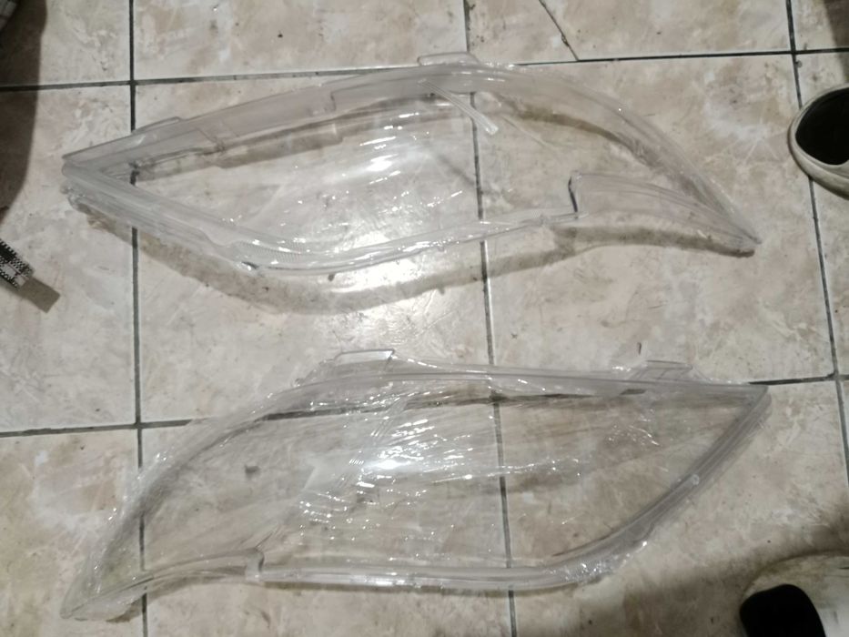 Продам стекло фар для Toyota Camry 40