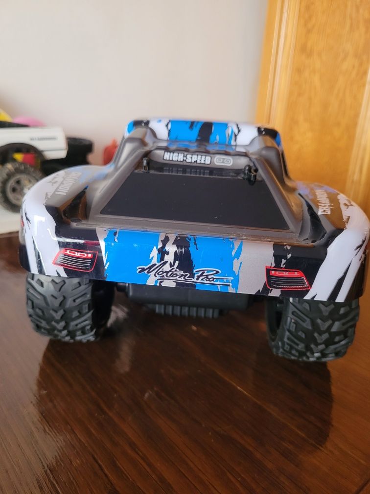 Mașinuța cu telecomandă (RC Car) 1:10