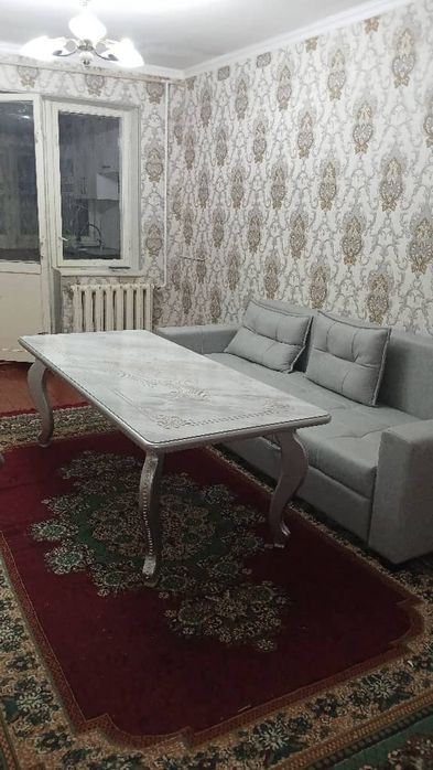 Калининский массивда квартира  ижарага берилади