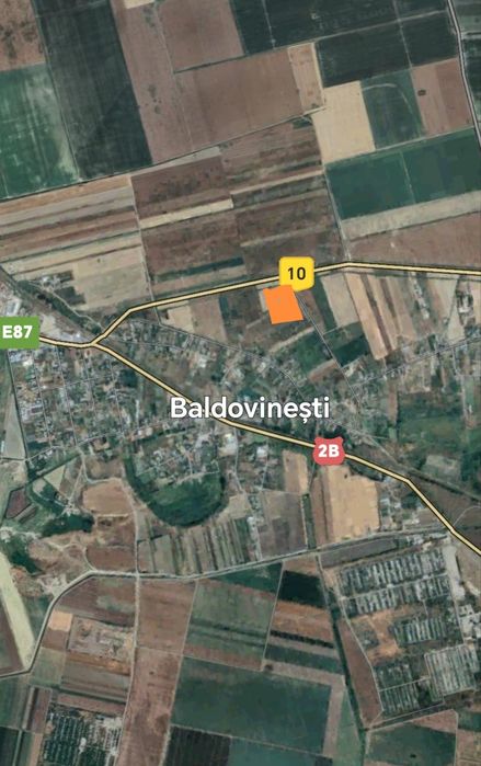 Vînd loturi de teren