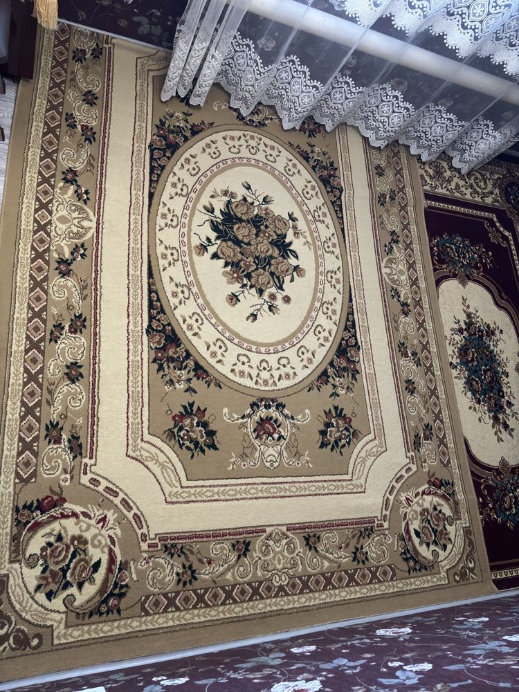В продаже ковры.
