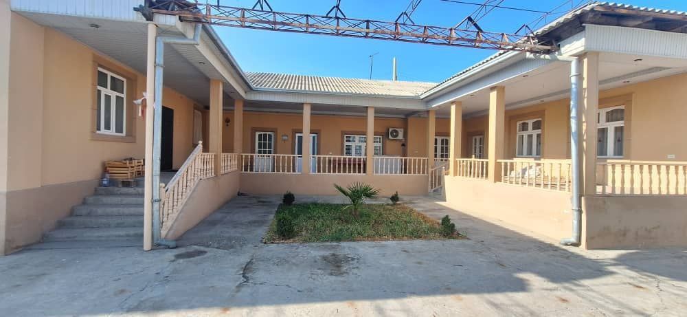 Продаётся просторный дом с теплицей и участком для хозяйства!