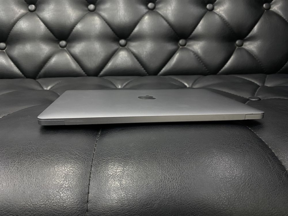 Apple MacBook Air M1 8/256 GB 2020 года в идеальном состоянии