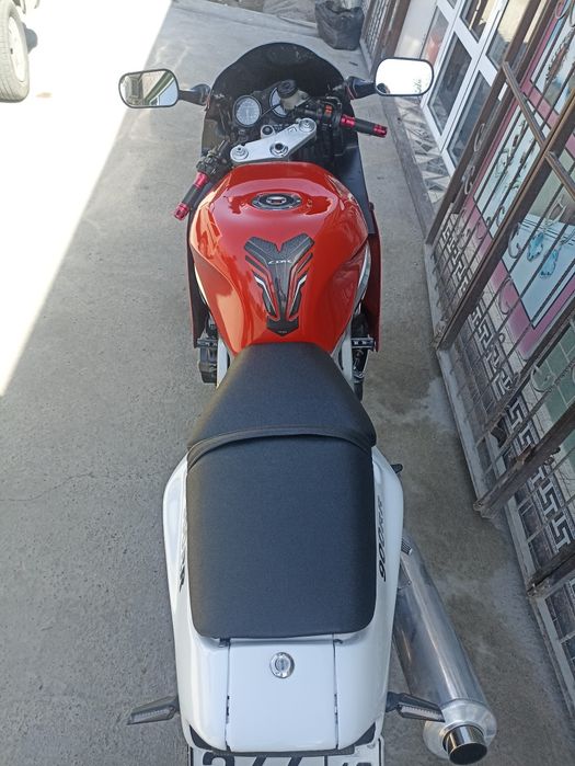 Honda cbr 900rr. Tezlik 300km/s. Ayibi umuman yoʻq.
