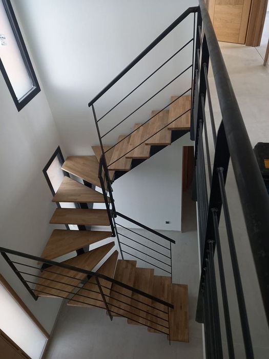 Scari interioare cu trepte de lemn