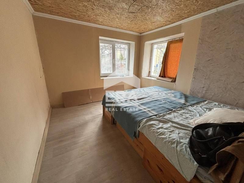 Етаж от къща с двор в спокоен квартал