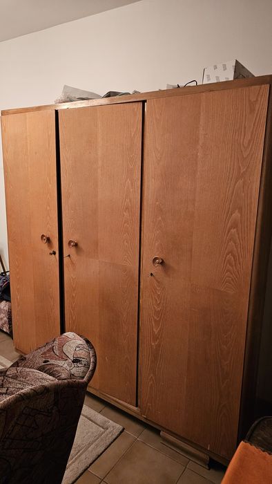 Гардероб, шкаф, закачалка, огледало