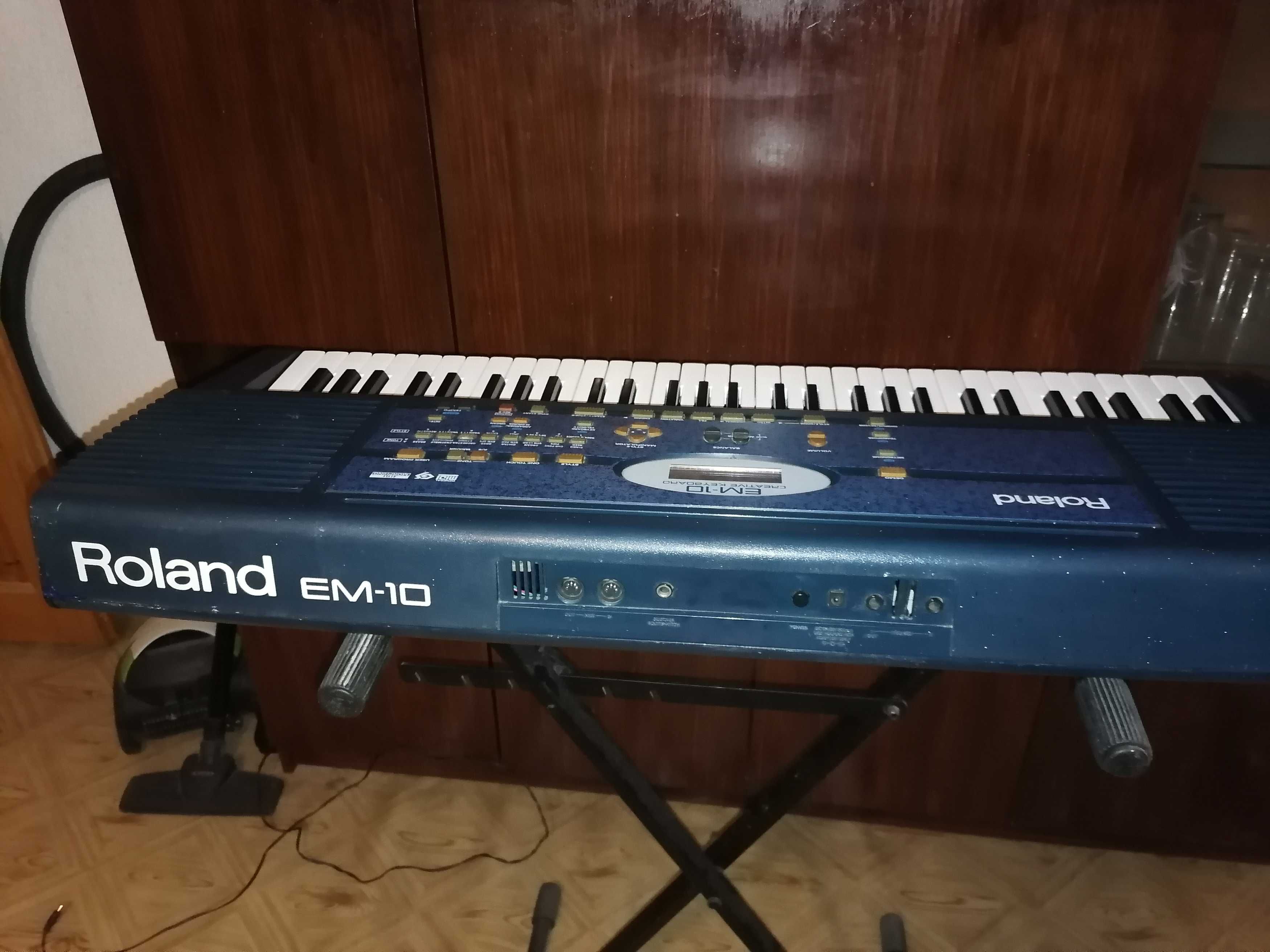 Синтезатор клавир йоника Roland EM-10