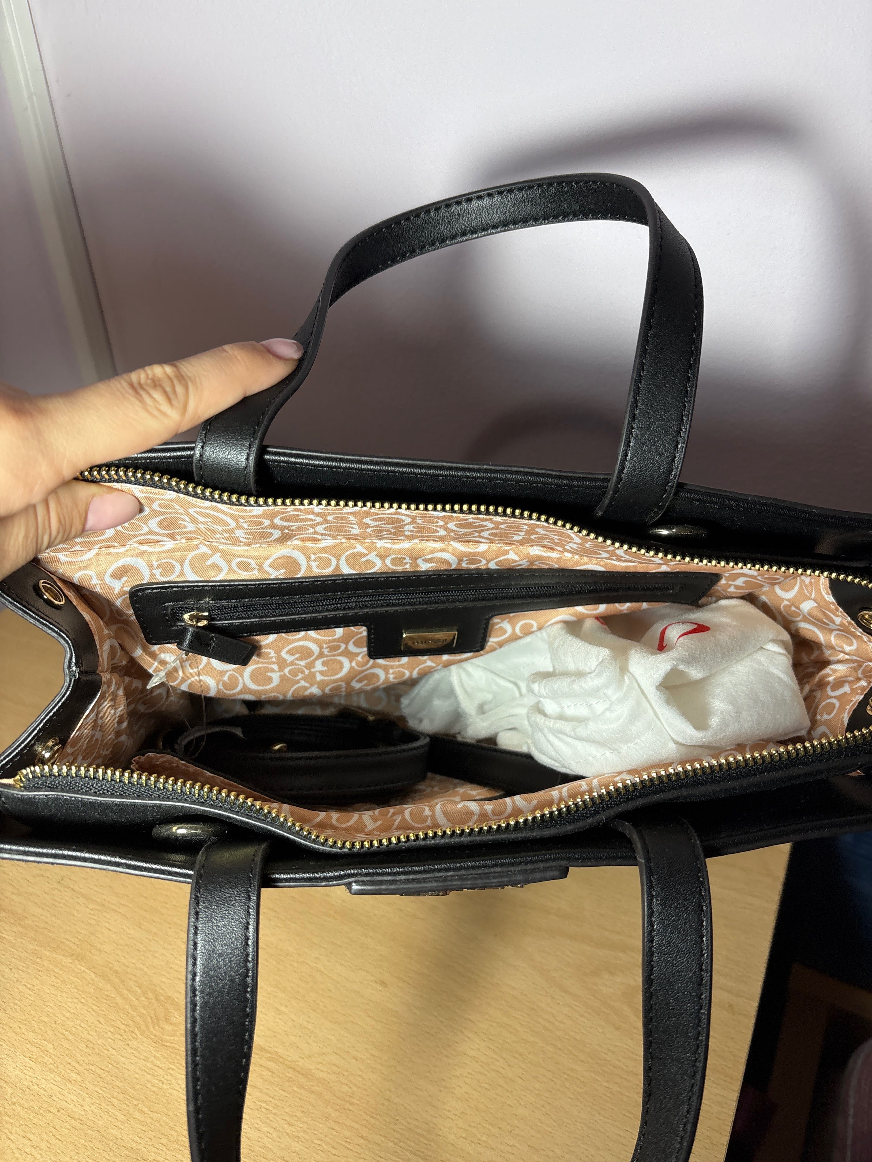 Черна дамска чанта Guess