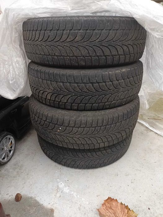 Зимни гуми за джип 215/70/R16 Bridgestone-140 лв за 4 броя!