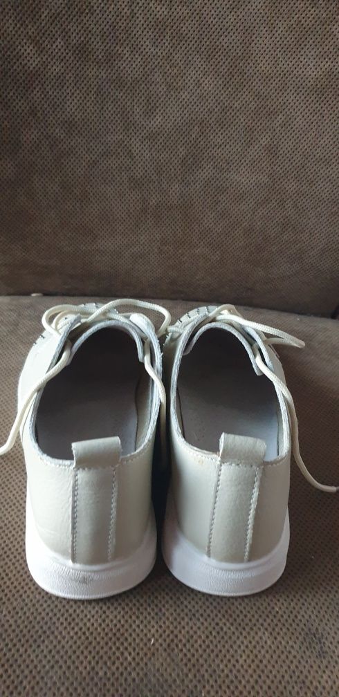 Pantofi de piele