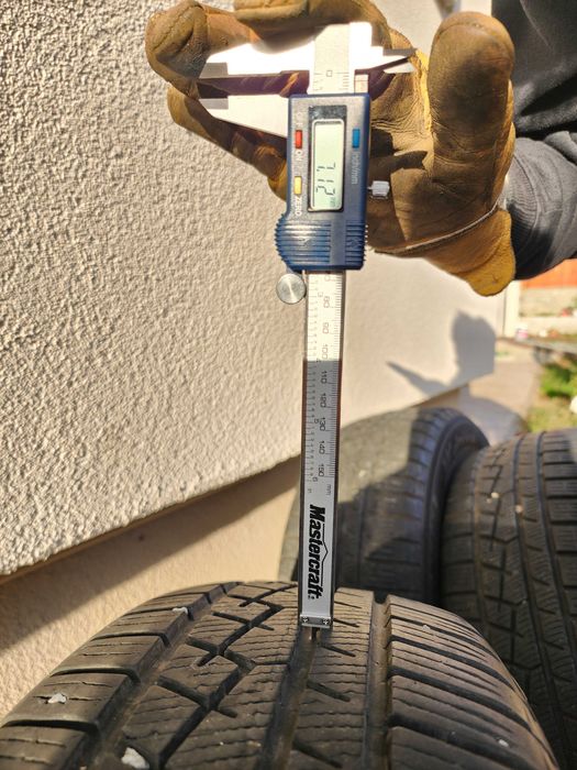 SET 4 Anvelope Iarna 225/60 R18 100H YOKOHAMA W.Drive