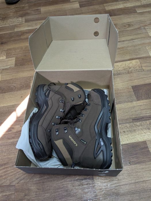 Продам новые ботинки Lowa