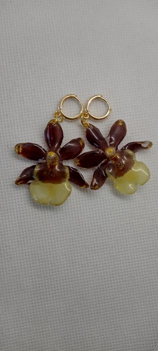 Обеци с естествен цвят на мини орхидея. Цветче с размери 3,5/4 см. 
Вн