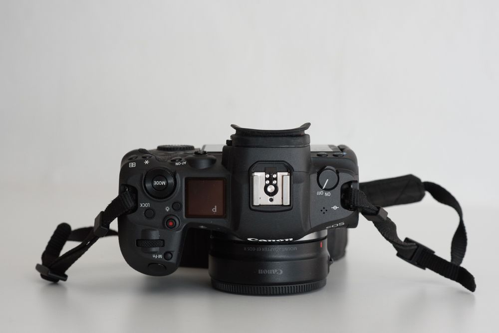 Фотоапарат Canon R5 тяло, само 29 000 кадъра, адаптер Canon EF-EOS R