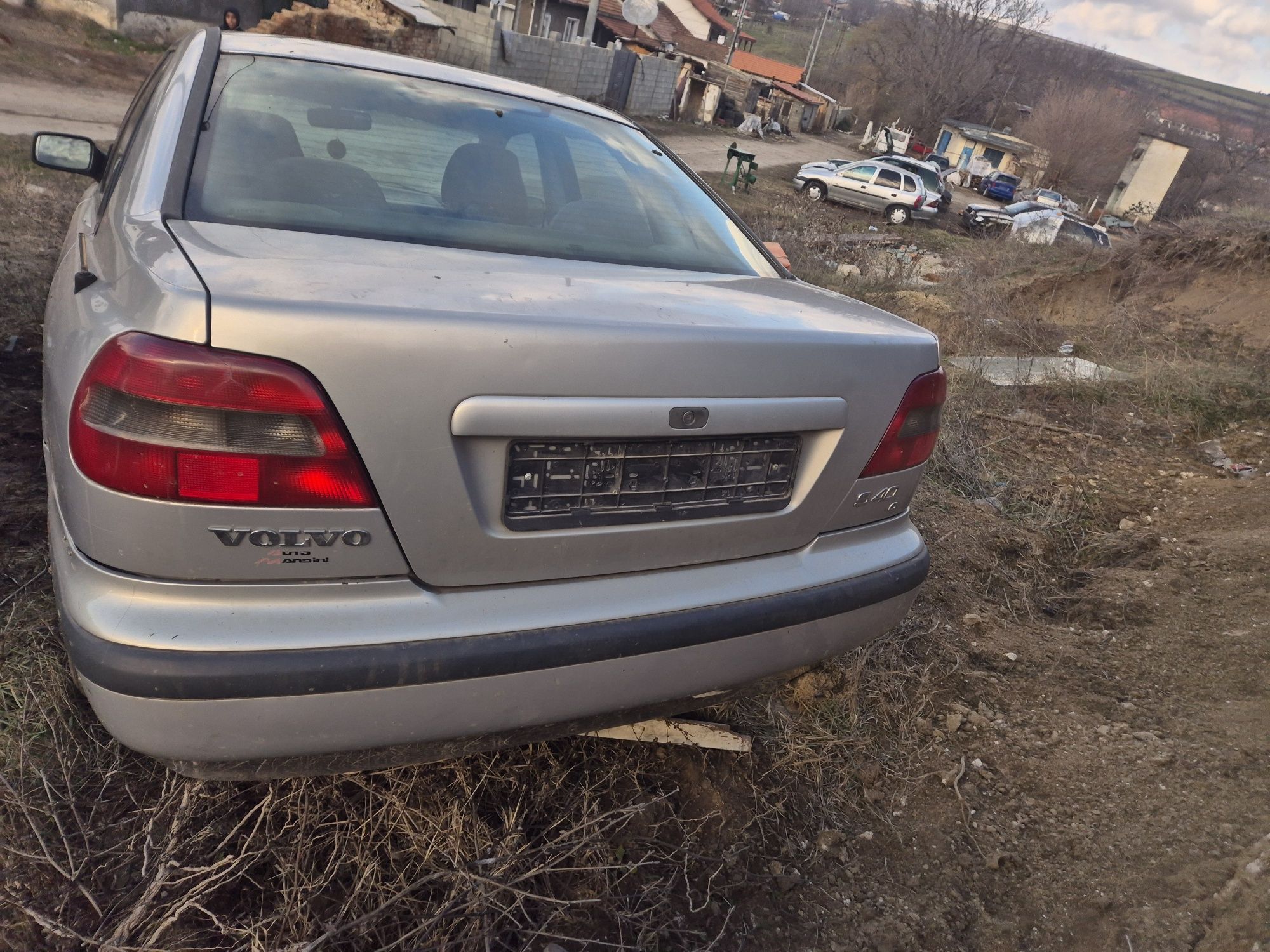 На части Волво S40