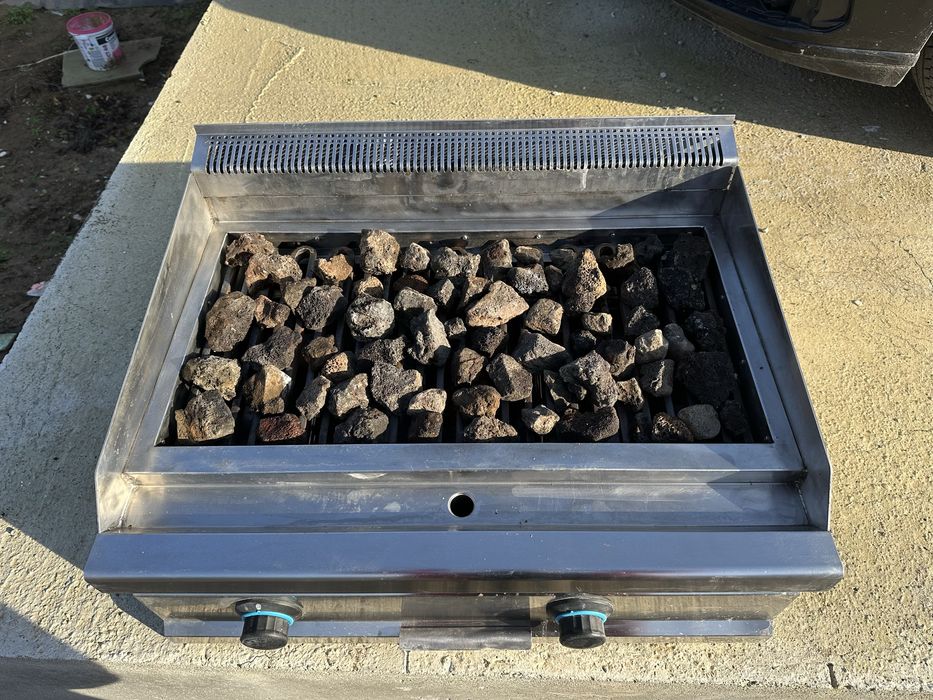 Газова скара с вулканични камъни с две зони