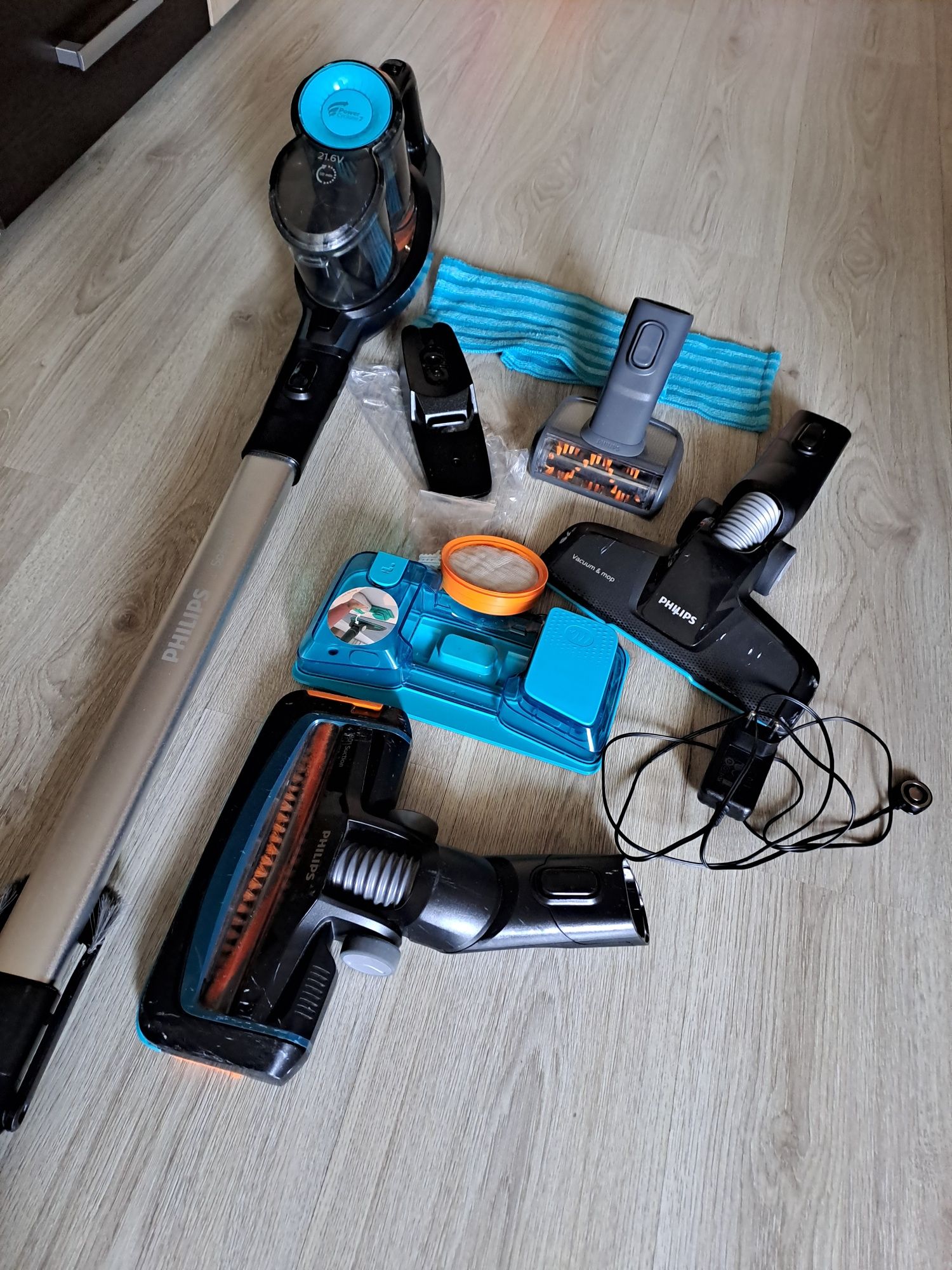 Вертикална прахосмукачка Philips SpeedPro Aqua 3in1
