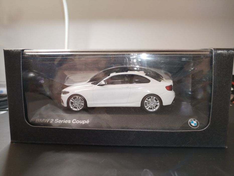 Vand macheta originala BMW 2 coupe alb F22 scara 1 43 Minichamps