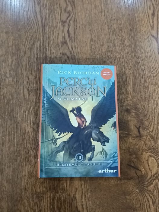 Vând carte ,, Percy Jackson și Blestemul Titanului" nouă