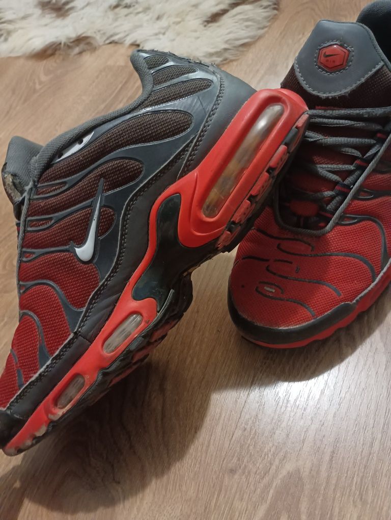 Nike tn red & black