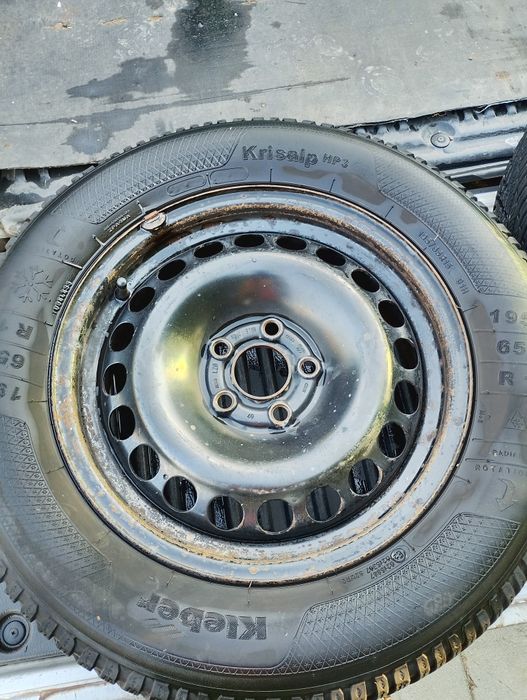 Зимни гуми с джанти 2 броя са 5×100 от голф 4.цената е за комплекта!