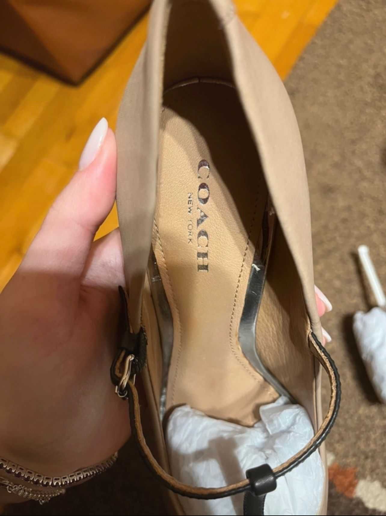 Pantofi Coach New York – Nude, cu toc subțire și bareta T