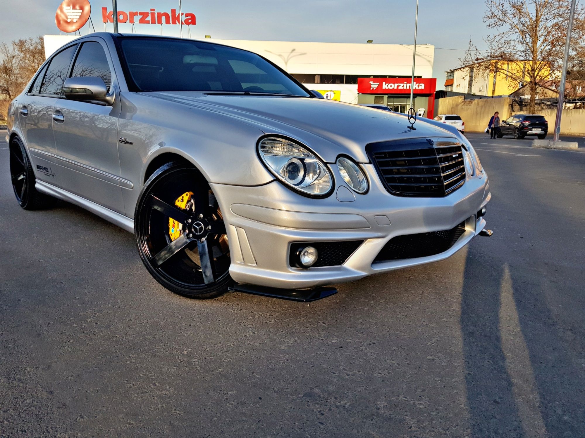 Mercedes Benz W211 E63 Body Kit Дизайн Панорама Люк Состаяние Идеално