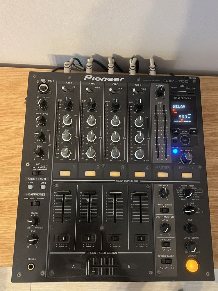 Mixer DJ - Pioneer DJM 700 (nu Allen&Heath Xone)