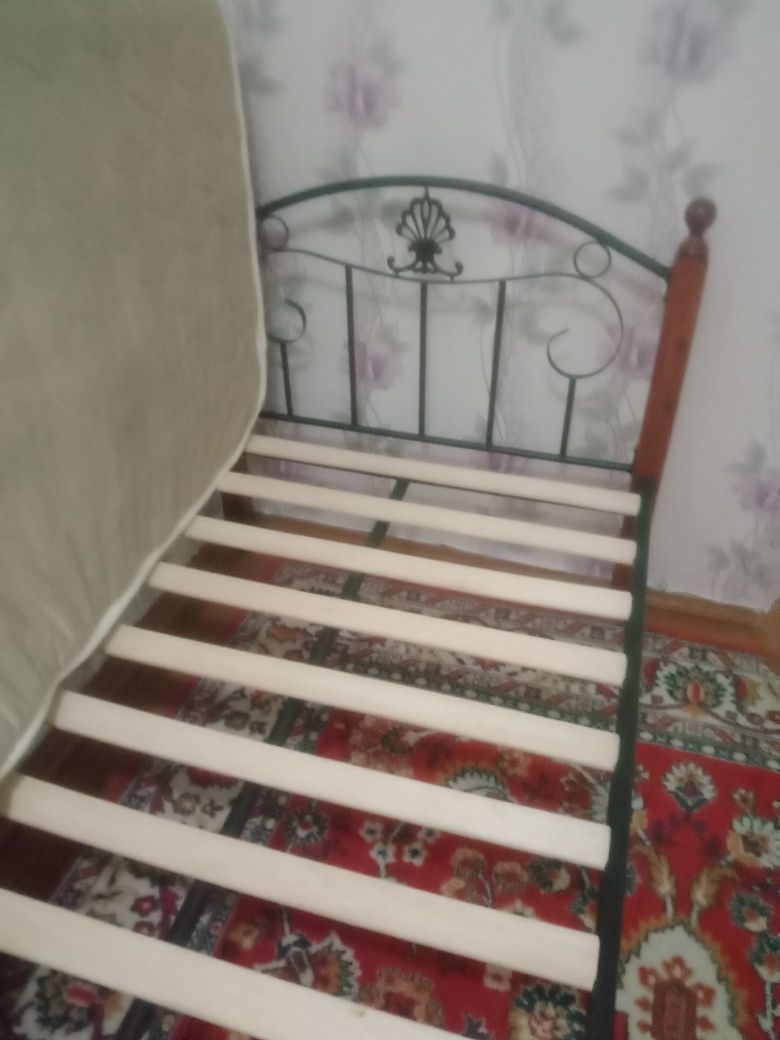 Продам кровать полуторку
