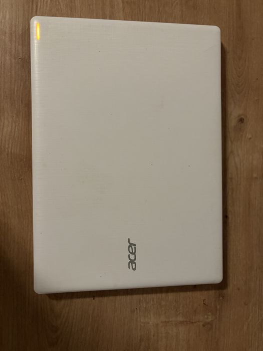 laptop acer alb cu display-ul intact nu are nimic spart