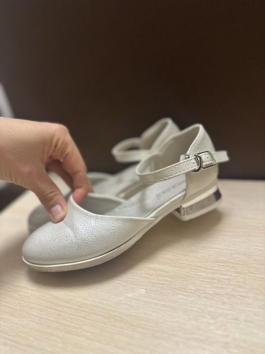 Продам красивые туфельки-2500 тенге.Как новые