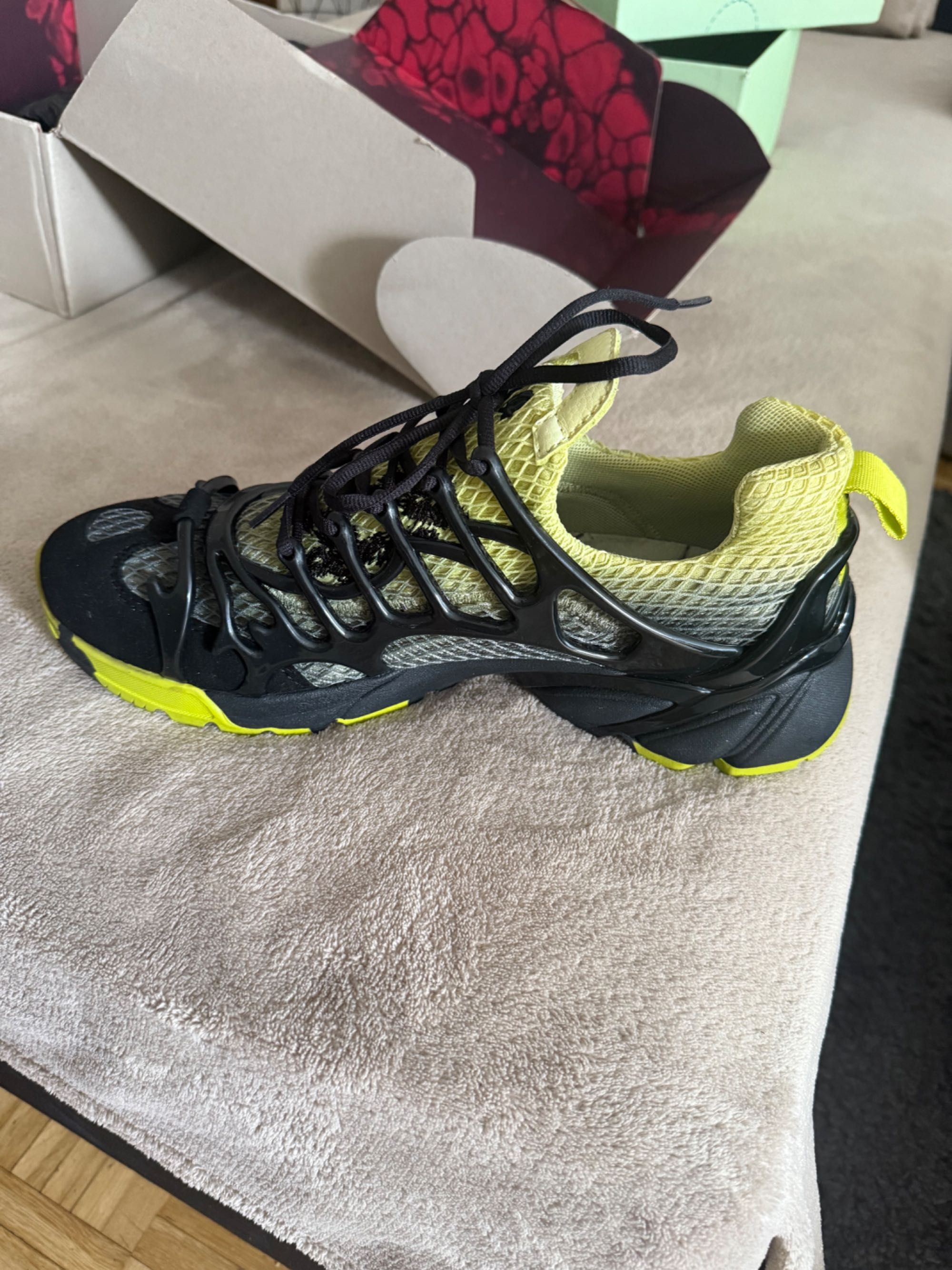 44 lable sneaker 45