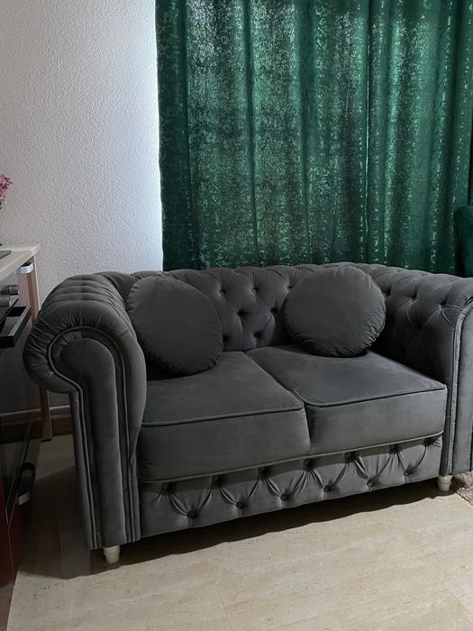 Vând canapea tip Chesterfield
