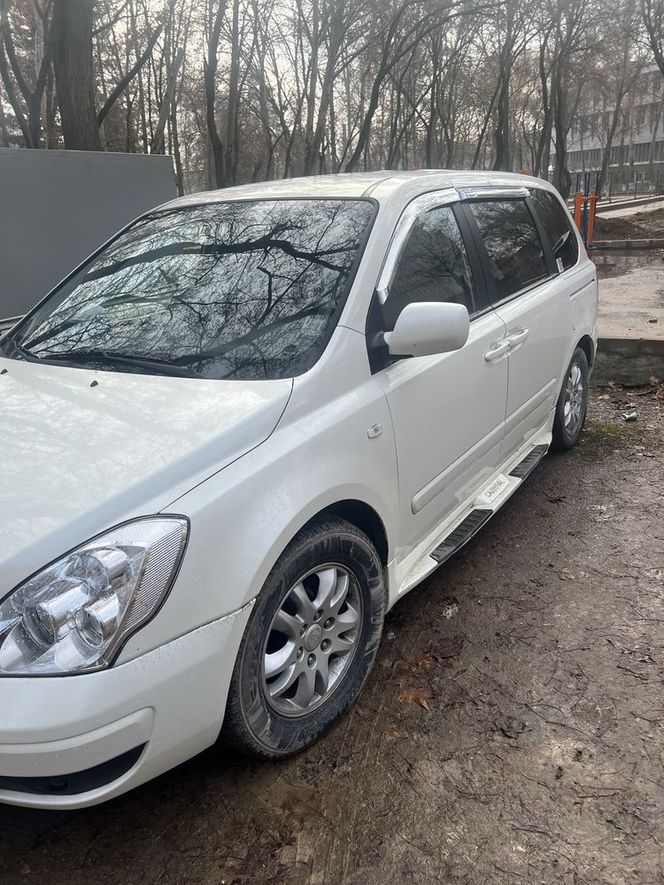 продам kia carnival 2