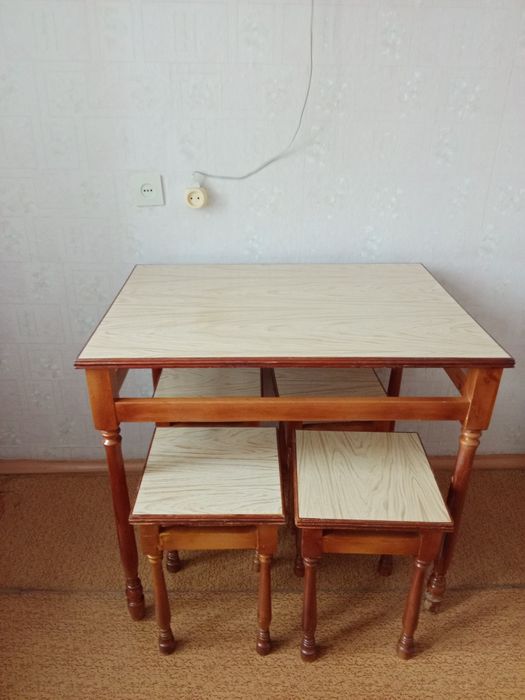 Кухонный комплект — стол + 4 табуретки из дерева