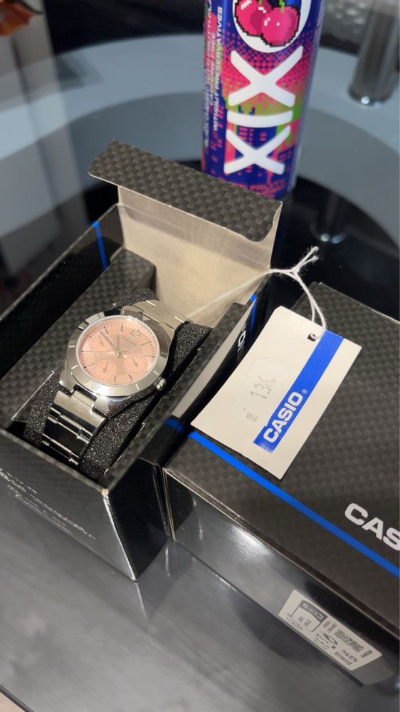 Часовник casio с метална верижка и много нежно бебешко розов циферблат