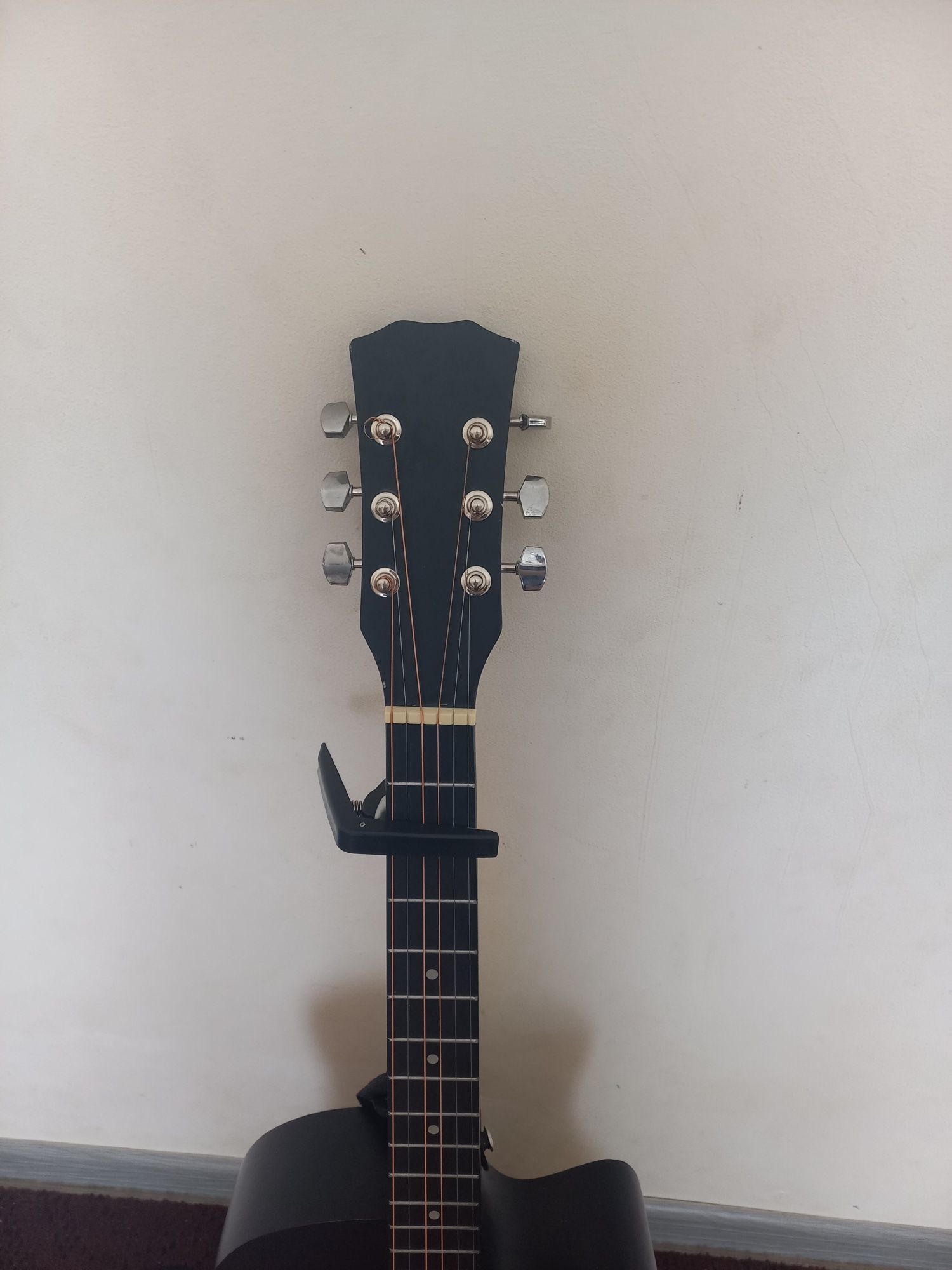Gitara sotiladi narxi kelshiladi
