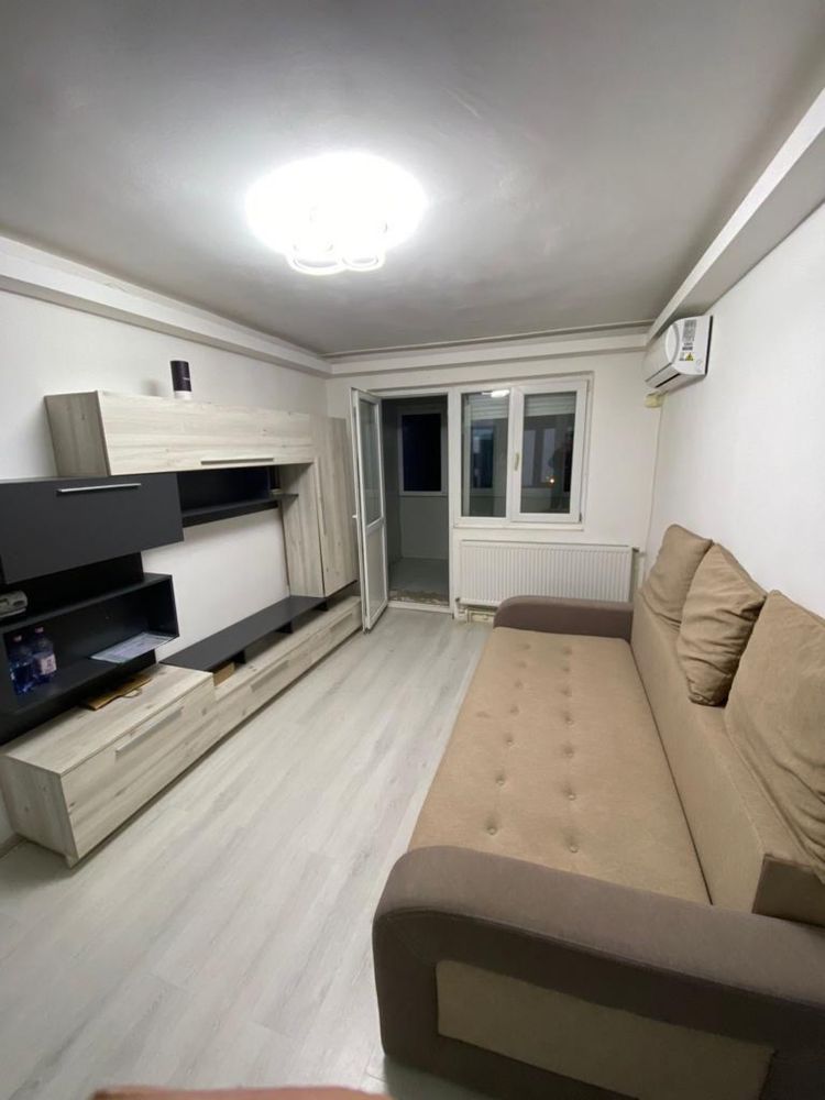 Ofer spre chirie un apartament cu 3 camere