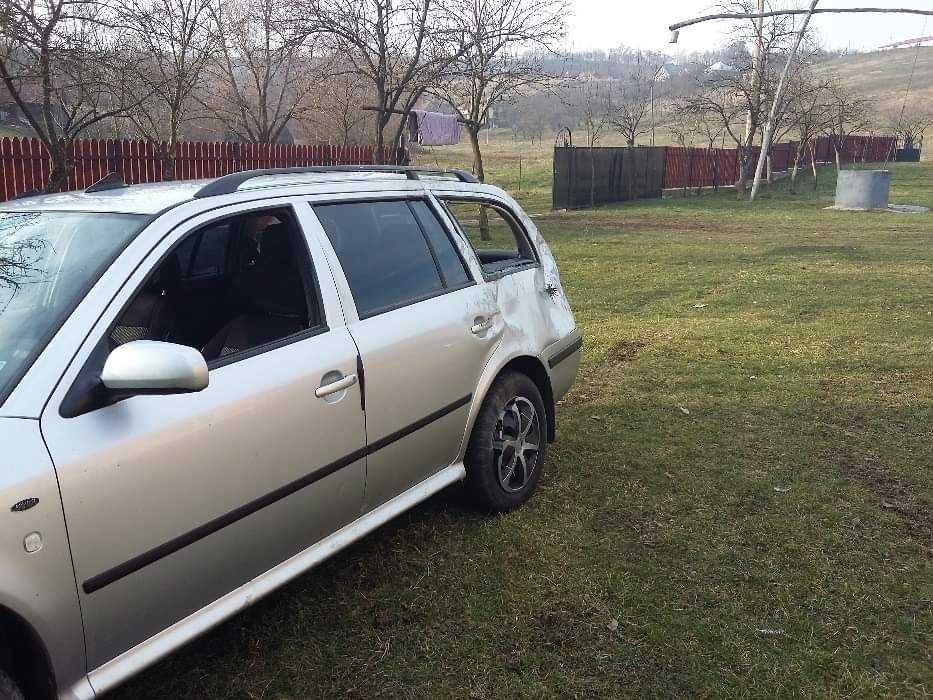 Usi Skoda Octavia tour diferite culori