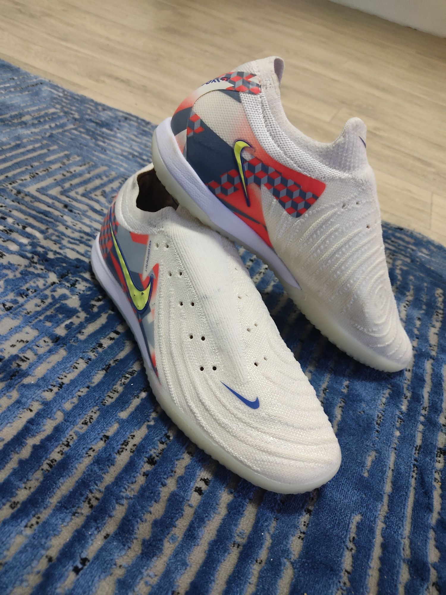 Футзалки Nike Phantom.42 Размер большемерки, одевал два раза .