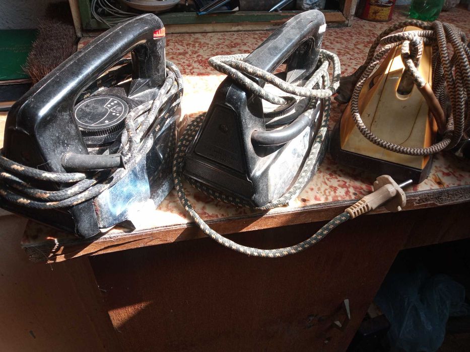 Стари Руски Електрически Ютии.