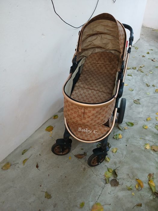 Vand căruț de copil