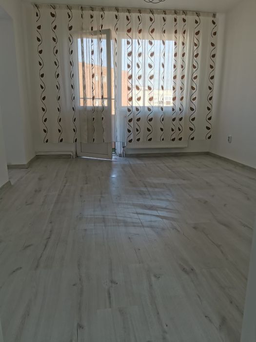 Vând apartament recent renovat